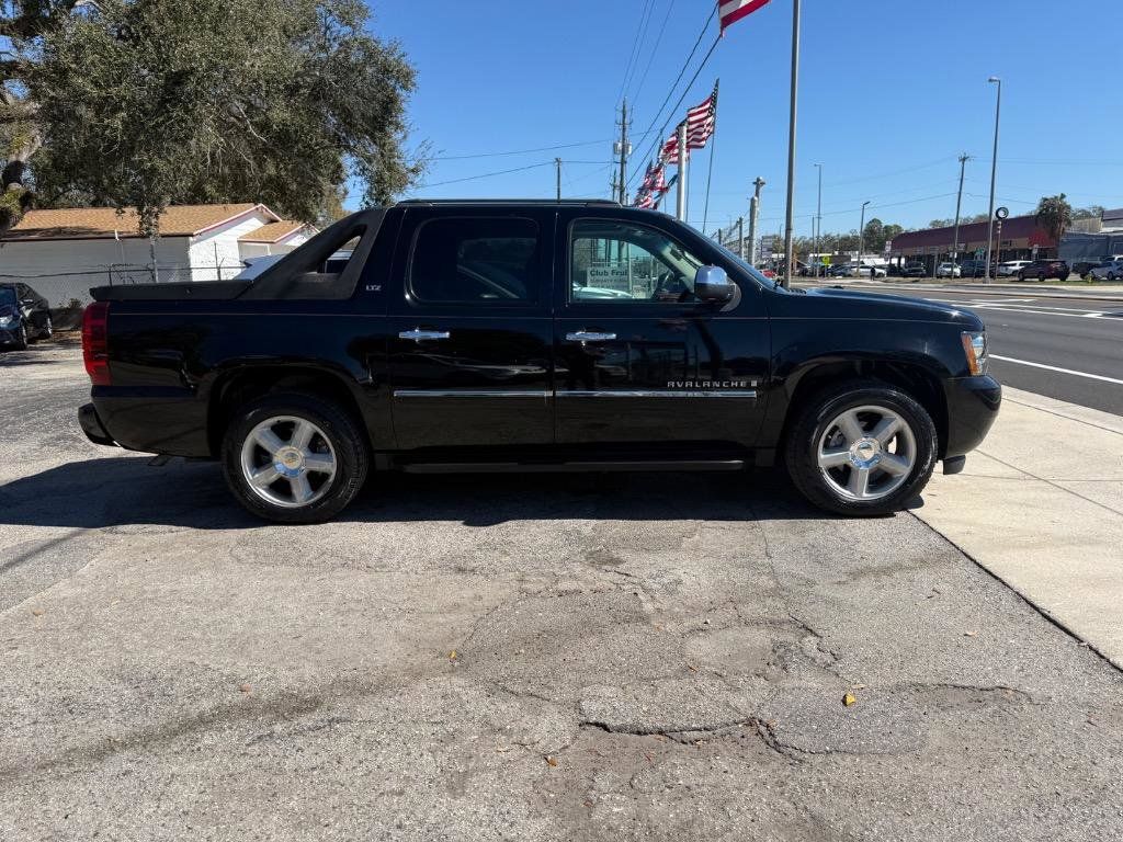 Used 2009 Chevrolet Avalanche LTZ RWD image 2
