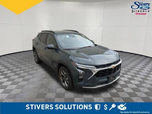 Used 2025 Chevrolet Trax LT FWD image 3