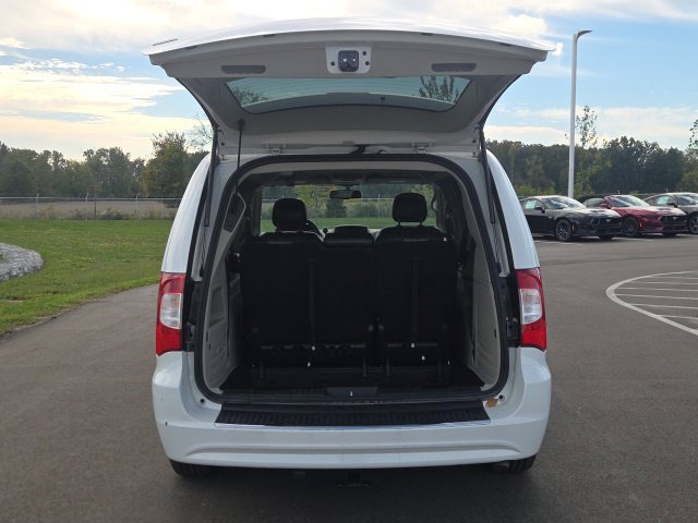 Used 2016 Chrysler Town & Country Touring FWD image 9