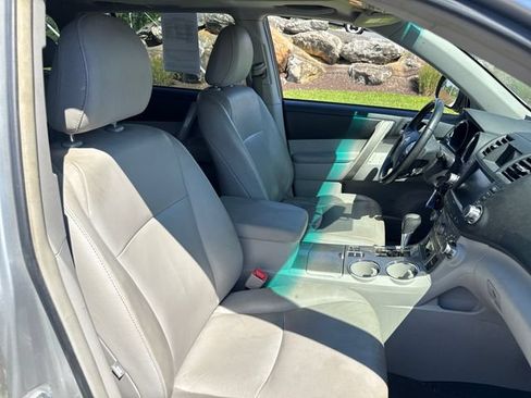 Used 2011 Toyota Highlander SE w/ Tow Pkg AWD/4WD image 11