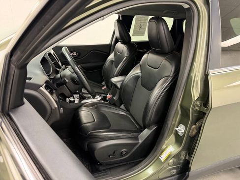 Used 2019 Jeep Cherokee Latitude Plus w/ Cold Weather Group AWD/4WD image 18