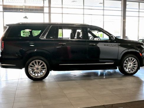 Used 2023 Cadillac Escalade ESV Premium Luxury image 4