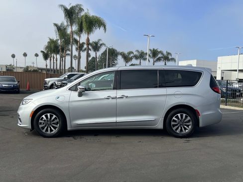 Used 2022 Chrysler Pacifica Limited w/ Uconnect Theater Family Group image 2
