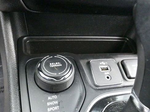 Used 2019 Jeep Cherokee Limited image 15