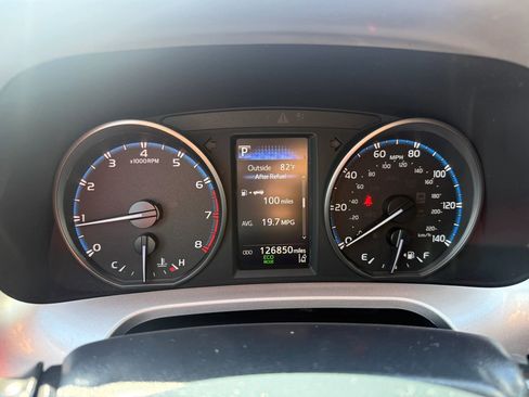 Used 2018 Toyota RAV4 LE image 20