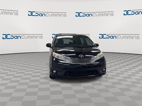 Used 2016 Toyota Sienna XLE image 3
