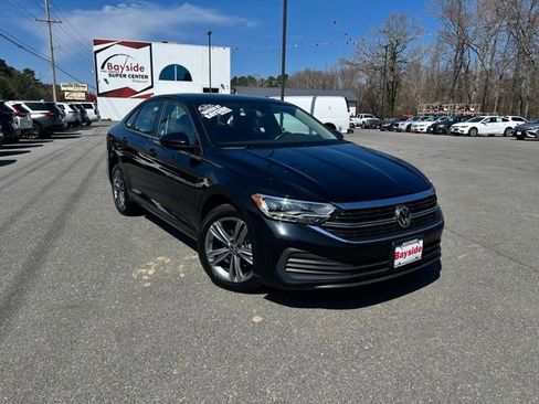 Used 2024 Volkswagen Jetta SE image 2
