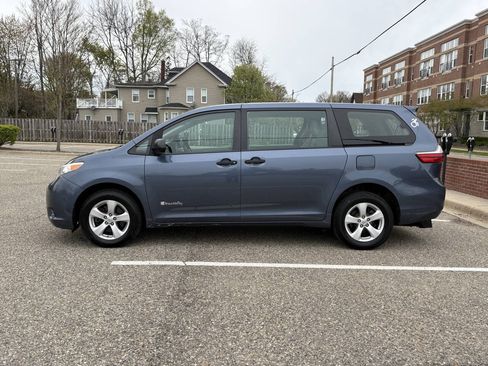Used 2017 Toyota Sienna L FWD image 16