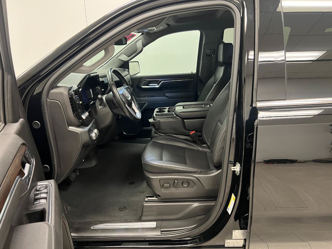 Used 2025 GMC Sierra 1500 SLT AWD/4WD image 25