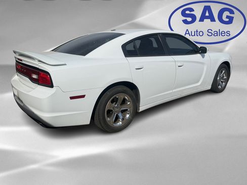 Used 2014 Dodge Charger SE w/ Sport Appearance Group image 3