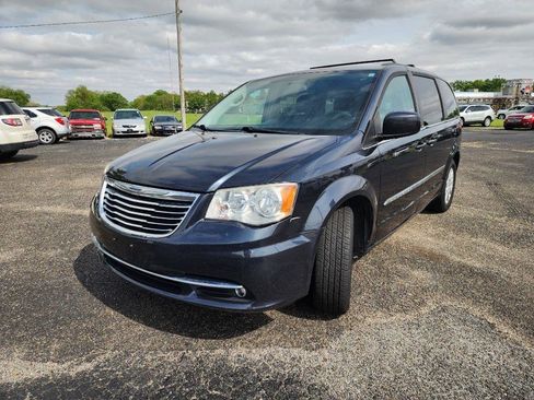 Used 2013 Chrysler Town & Country Touring FWD image 11