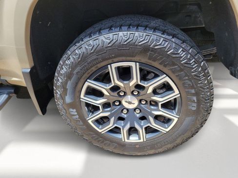 Used 2023 Chevrolet Colorado Z71 w/ Z71 Convenience Package 2 image 6