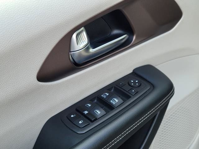 Used 2023 Chrysler Voyager LX FWD image 7