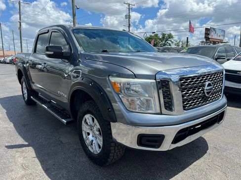 Used 2017 Nissan Titan SV RWD image 3