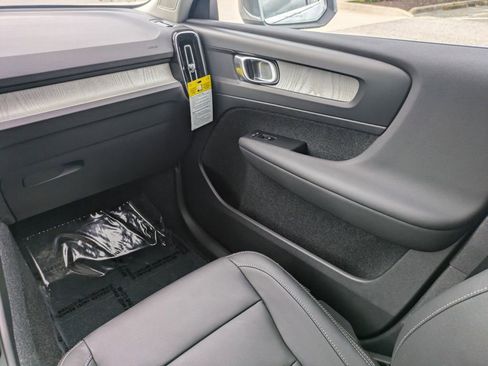 New 2025 Volvo XC40 B5 Core w/ Protection Package Premier image 19