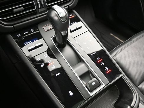 Certified 2023 Porsche Macan Turbo AWD/4WD image 21
