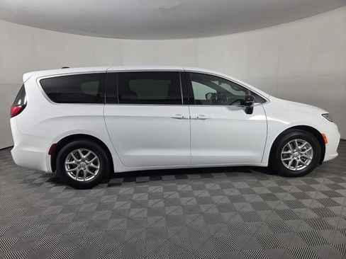 New 2026 Chrysler Pacifica Select FWD image 5