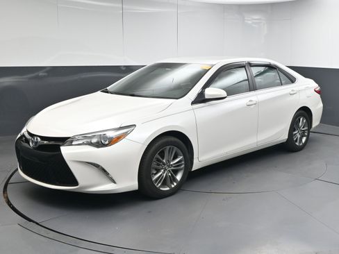 Used 2017 Toyota Camry SE image 4