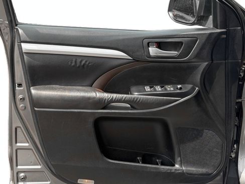 Used 2015 Toyota Highlander XLE AWD/4WD image 14