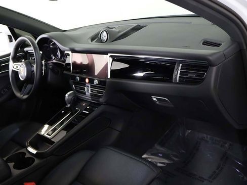 Used 2025 Porsche Macan image 32