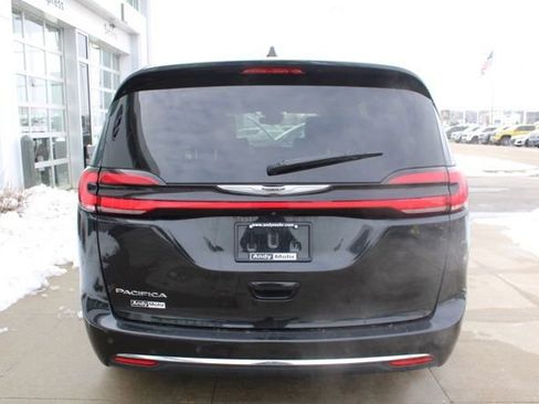 Used 2023 Chrysler Pacifica Touring-L image 7