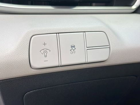 New 2025 Hyundai Elantra Limited image 25