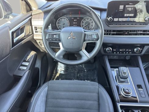 Used 2024 Mitsubishi Outlander SE image 14