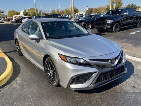 Used 2023 Toyota Camry SE image 2