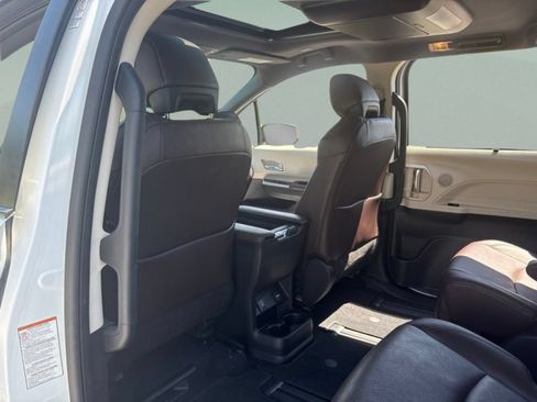 Used 2022 Toyota Sienna Platinum FWD image 20