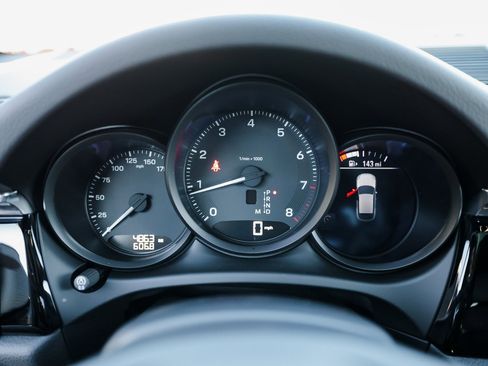 Certified 2025 Porsche Macan image 15