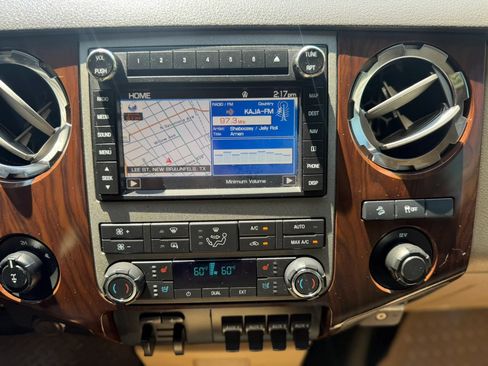 Used 2011 Ford F250 Lariat w/ Lariat Interior Pkg AWD/4WD image 19