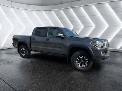 Used 2020 Toyota Tacoma TRD Off-Road w/ Blackout Package AWD/4WD image 3