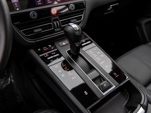 Certified 2025 Porsche Macan image 34