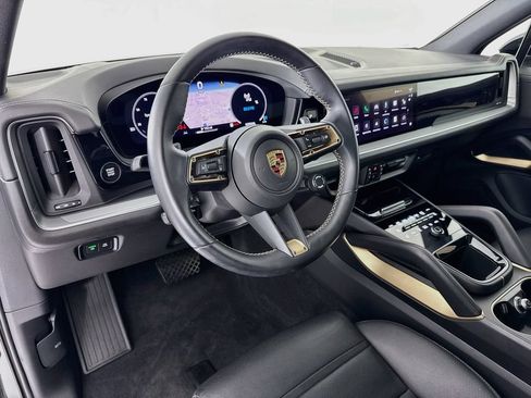 Certified 2024 Porsche Cayenne AWD/4WD image 4