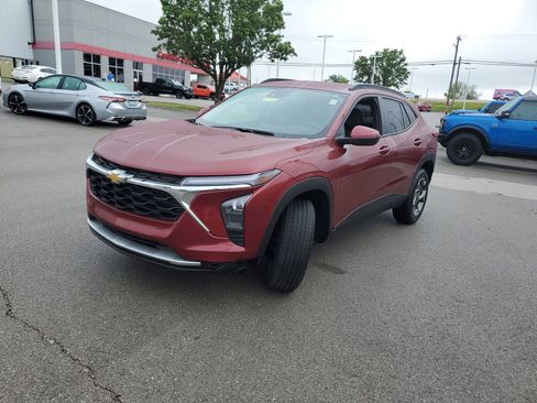 Used 2024 Chevrolet Trax LT FWD image 2