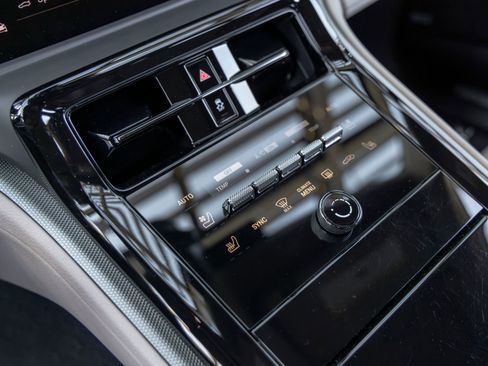 Certified 2025 Porsche Panamera RWD image 36