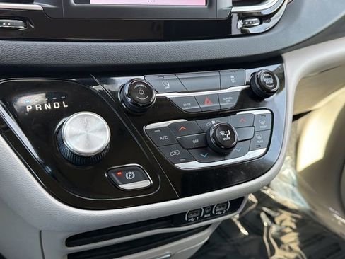 Used 2023 Chrysler Voyager LX image 31