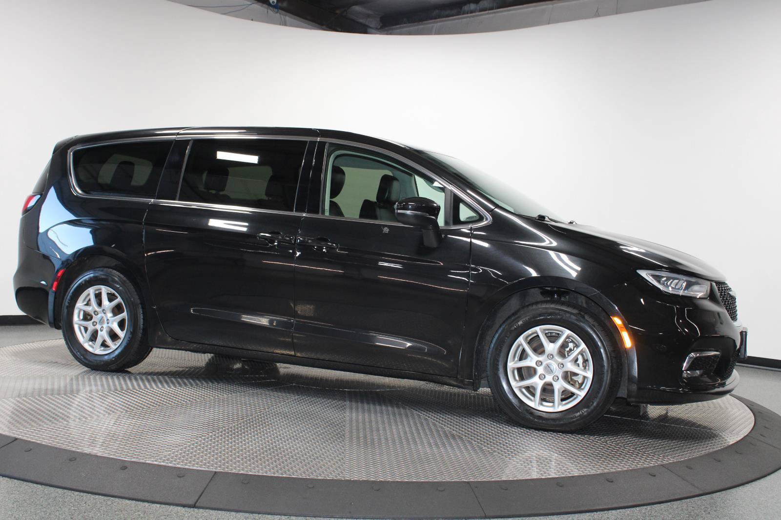 Used 2023 Chrysler Pacifica Touring-L FWD image 15