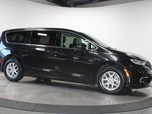 Used 2023 Chrysler Pacifica Touring-L FWD image 15