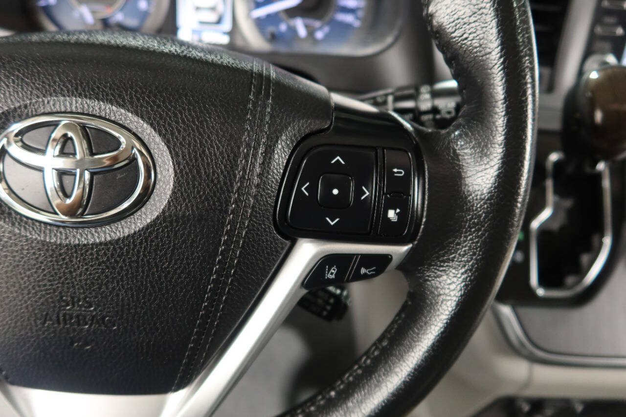 Used 2019 Toyota Sienna XLE w/ XLE Navigation Package FWD image 33
