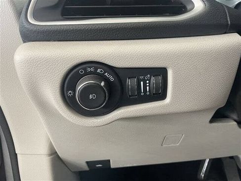 Used 2021 Chrysler Pacifica Touring FWD image 13