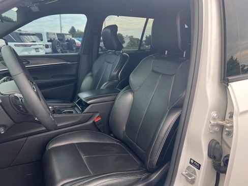Certified 2023 Jeep Grand Cherokee Overland w/ Luxury Tech Group IV AWD/4WD image 26