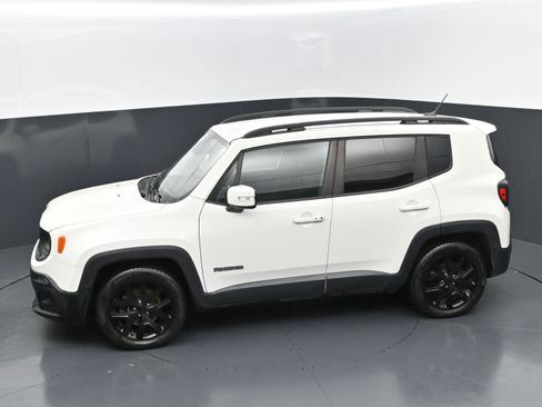 Used 2017 Jeep Renegade Altitude FWD image 28