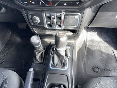 Used 2021 Jeep Gladiator Willys image 10