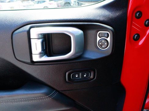 Used 2020 Jeep Wrangler Unlimited Sahara AWD/4WD image 11