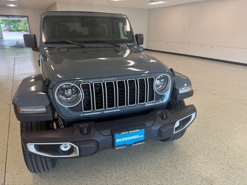 Used 2025 Jeep Wrangler Unlimited Sahara w/ Safety Group AWD/4WD image 3