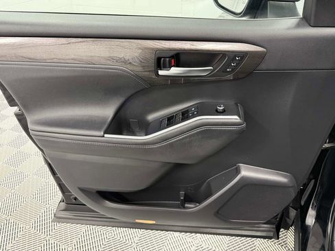 Used 2021 Toyota Highlander Limited image 10