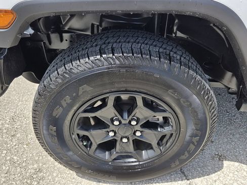 Used 2023 Jeep Gladiator Sport AWD/4WD image 9