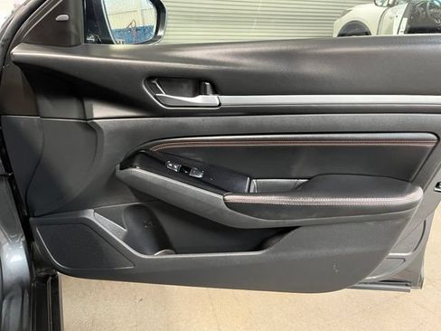 Used 2023 Nissan Altima 2.5 SR FWD image 11