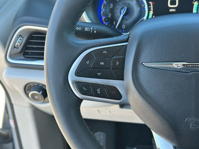 Used 2024 Chrysler Pacifica Touring-L FWD image 14